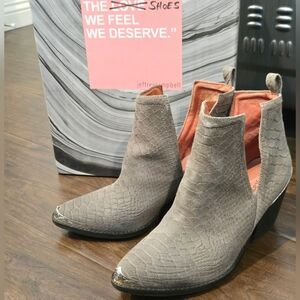 Jeffrey Campbell Cromwell Western Ankle Bootie Brown Snake print Size 7 Grey